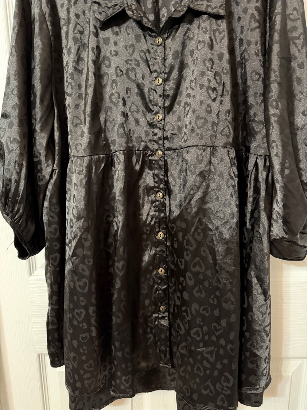 Umgee Black Satin Leopard-Jacquard Button-Front Tunic Trench - Picture 4 of 7